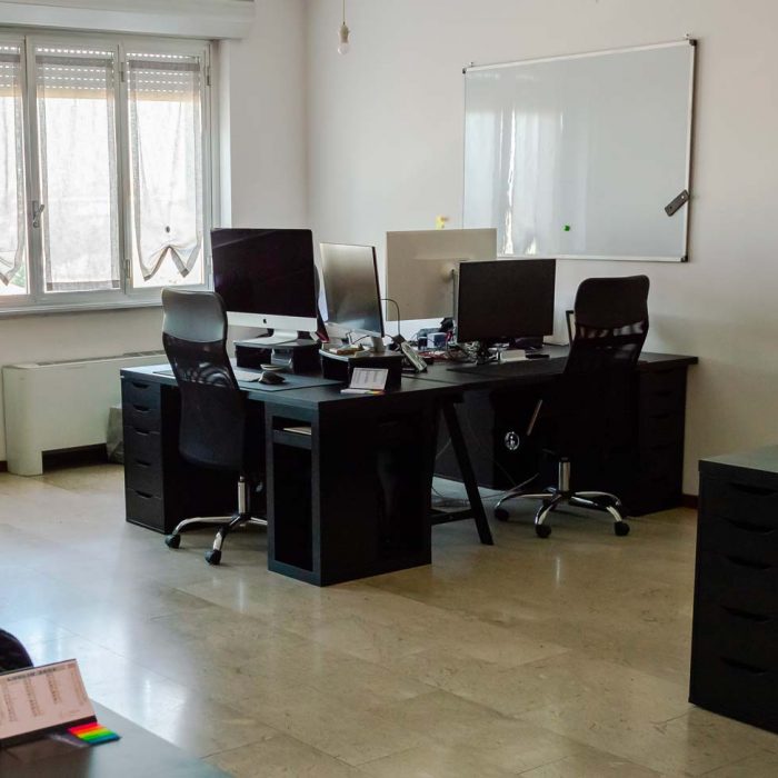 Scrivania attrezzata Coworking Piacenza