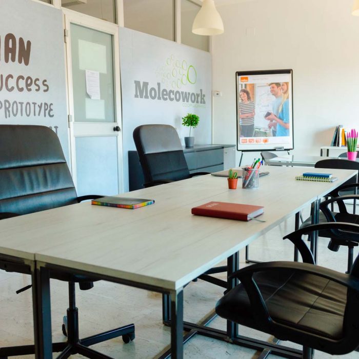 Sala Formazione attrezzata Coworking Piacenza